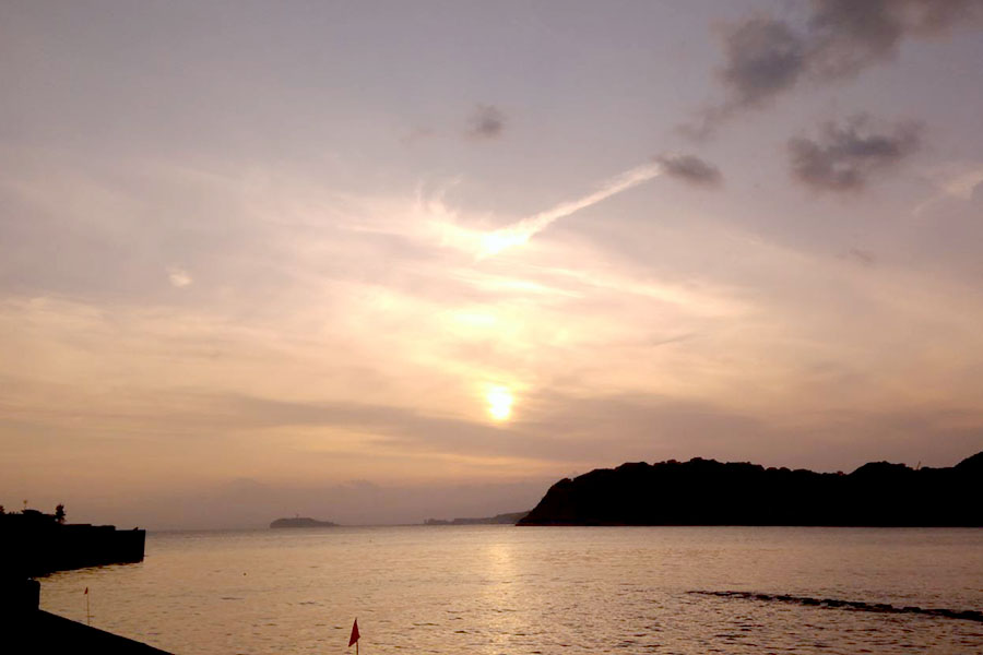 夕方の湘南の海辺と太陽
